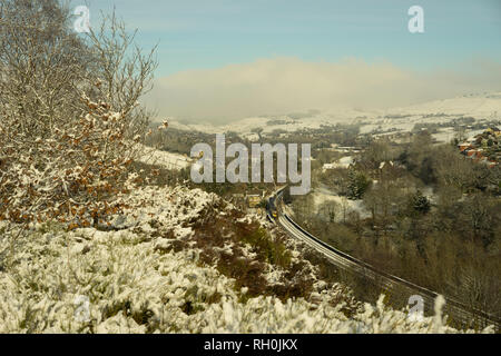 Tameside Greater Manchester, UK. Jan 31, 2019. UK Weather.Trans Pennine Express voyageant sur le viaduc à Saddleworth Brownhill Uppermill dans la neige et le gel. Credit : Jozef mikietyn/Alamy Live News Banque D'Images