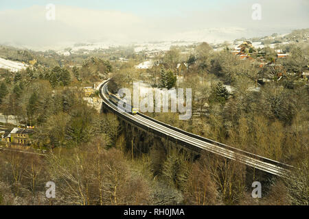 Tameside Greater Manchester, UK. Jan 31, 2019. UK Weather.Trans Pennine Express voyageant sur le viaduc à Saddleworth Brownhill Uppermill dans la neige et le gel. Credit : Jozef mikietyn/Alamy Live News Banque D'Images