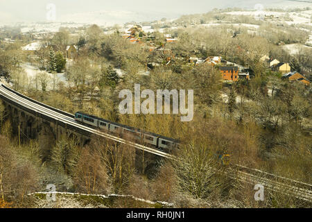 Tameside Greater Manchester, UK. Jan 31, 2019. UK Weather.Trans Pennine Express voyageant sur le viaduc à Saddleworth Brownhill Uppermill dans la neige et le gel. Credit : Jozef mikietyn/Alamy Live News Banque D'Images