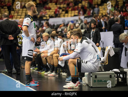 Le SPiel allemand déçu s'asseoir sur le banc après le SPiel, devant Fabian WIEDE r. (GER) et Matthias MUSCHE l. (GER), match pour la 3e place, l'Allemagne (GER) - France (FRA) 25:26, 27.01.2019 à Herning, Danemark Coupe du Monde de Handball 2019, à partir de la 10.01. - 27.01.2019 en Allemagne/Danemark. Dans le monde d'utilisation | Banque D'Images