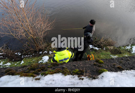 Bolton, Lancashire, UK. 31 Jan 2019. Les équipes de plongée de la police vous pouvez Blackshaw Brook et Red Bridge Lodge à Bolton, Lancashire dans leurs efforts pour retrouver les 29 ans Maggie Smythe. Personnel médico-légale sont aussi à la recherche à proximité du Pont Rouge vide Breightmet pub dans le domaine de la ville. Maggie a été vu pour la dernière fois entre 15h et 4h du matin le samedi à son domicile sur The Castle Road, dans Breightmet. Deux hommes âgés de 35 et 39 ans, ont été arrêtés, soupçonnés de meurtre le mercredi par des détectives à la recherche de Maggie. Photo par Paul Heyes, jeudi 31 janvier, 2019. Crédit : Paul Heyes/Alamy Live News Banque D'Images