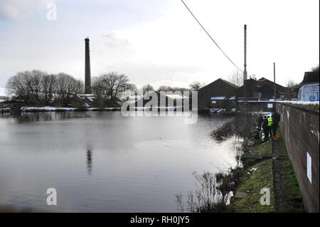 Bolton, Lancashire, UK. 31 Jan 2019. Les équipes de plongée de la police vous pouvez Blackshaw Brook et Red Bridge Lodge à Bolton, Lancashire dans leurs efforts pour retrouver les 29 ans Maggie Smythe. Personnel médico-légale sont aussi à la recherche à proximité du Pont Rouge vide Breightmet pub dans le domaine de la ville. Maggie a été vu pour la dernière fois entre 15h et 4h du matin le samedi à son domicile sur The Castle Road, dans Breightmet. Deux hommes âgés de 35 et 39 ans, ont été arrêtés, soupçonnés de meurtre le mercredi par des détectives à la recherche de Maggie. Photo par Paul Heyes, jeudi 31 janvier, 2019. Crédit : Paul Heyes/Alamy Live News Banque D'Images