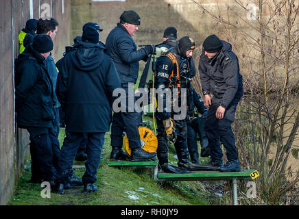 Bolton, Lancashire, UK. 31 Jan 2019. Les équipes de plongée de la police vous pouvez Blackshaw Brook et Red Bridge Lodge à Bolton, Lancashire dans leurs efforts pour retrouver les 29 ans Maggie Smythe. Personnel médico-légale sont aussi à la recherche à proximité du Pont Rouge vide Breightmet pub dans le domaine de la ville. Maggie a été vu pour la dernière fois entre 15h et 4h du matin le samedi à son domicile sur The Castle Road, dans Breightmet. Deux hommes âgés de 35 et 39 ans, ont été arrêtés, soupçonnés de meurtre le mercredi par des détectives à la recherche de Maggie. Photo par Paul Heyes, jeudi 31 janvier, 2019. Crédit : Paul Heyes/Alamy Live News Banque D'Images