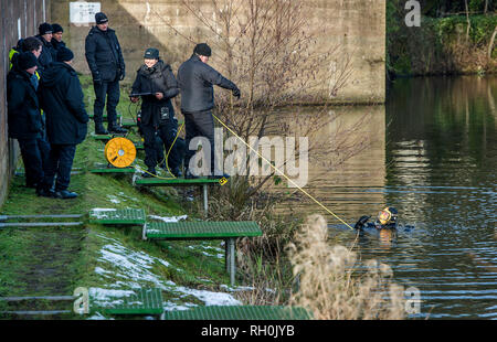 Bolton, Lancashire, UK. 31 Jan 2019. Les équipes de plongée de la police vous pouvez Blackshaw Brook et Red Bridge Lodge à Bolton, Lancashire dans leurs efforts pour retrouver les 29 ans Maggie Smythe. Personnel médico-légale sont aussi à la recherche à proximité du Pont Rouge vide Breightmet pub dans le domaine de la ville. Maggie a été vu pour la dernière fois entre 15h et 4h du matin le samedi à son domicile sur The Castle Road, dans Breightmet. Deux hommes âgés de 35 et 39 ans, ont été arrêtés, soupçonnés de meurtre le mercredi par des détectives à la recherche de Maggie. Photo par Paul Heyes, jeudi 31 janvier, 2019. Crédit : Paul Heyes/Alamy Live News Banque D'Images