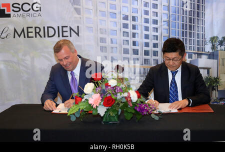 (190131) -- LOS ANGELES, le 31 janvier 2019 (Xinhua) -- Michael J. Deitemeyer (L), président et chef de la direction de l'Interstate Hotels & Resorts, signe une entente de gestion avec Danny Wei, vice-président exécutif de Shanghai Construction Group Amérique (SCGA), pour un nouveau projet d'hôtel à Los Angeles, États-Unis, le 30 janvier 2019. Le nouvel hôtel, situé dans la ville de Garden Grove, à 60 km au sud-est du centre-ville de Los Angeles, sera développé par SCGA, une filiale en propriété exclusive de Shanghai Construction Group (SCG) et dont le siège se trouve à New York. Les travaux de construction de l'Hôtel Le Meridien, conçu avec un Banque D'Images