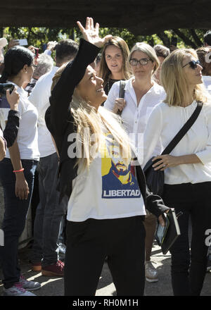 31 janvier 2019 - Caracas, Venezuela - Lilian Tintori, épouse du chef de l'Opposition, Leopoldo Lopez, arrive à l'Université centrale du Venezuela (UCV) à Caracas pour présenter son plan du gouvernement le 31 janvier 2019. L'auto-proclamé président par intérim Juan Guaido a exclu la possibilité d'une guerre civile dans son pays, affirmant que l'écrasante majorité de ses compatriotes voulait que Nicolas Maduro à l'étape vers le bas. Dans une interview à El Pais Espagne journal publié jeudi, Guaido répété un appel aux forces armées du Venezuela de prendre son côté. (Crédit Image : © Elyxandro Cegarra/Zuma sur le fil) Banque D'Images