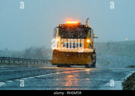 A35, Long Bredy, Dorset, UK. 31 janvier 2019. Météo britannique. Le sablage d'un camion avec un chasse-neige équipés pour traiter la route avec du sel comme neige au crépuscule. Une alerte météo Orange a été émise pour le sud-ouest de l'Angleterre avec 5-10cm de neige prévu pour l'automne. Crédit photo : Graham Hunt Photography/Alamy Live News Banque D'Images