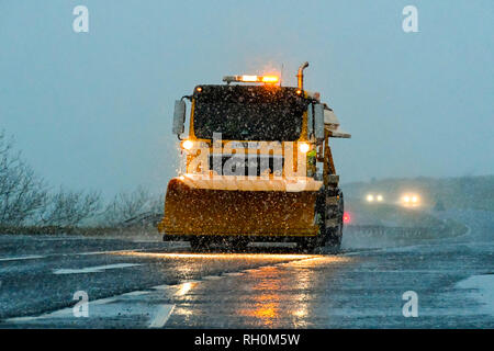 A35, Long Bredy, Dorset, UK. 31 janvier 2019. Météo britannique. Le sablage d'un camion avec un chasse-neige équipés pour traiter la route avec du sel comme neige au crépuscule. Une alerte météo Orange a été émise pour le sud-ouest de l'Angleterre avec 5-10cm de neige prévu pour l'automne. Crédit photo : Graham Hunt Photography/Alamy Live News Banque D'Images