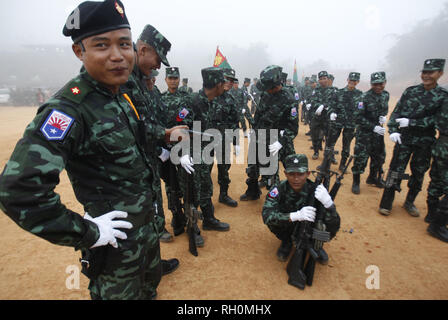 La baie de Thay Hla, le Myanmar. Jan 31, 2019. Union nationale karen (KNU) soldats vu détendu durant la cérémonie.70e anniversaire de la révolution à Karen jour Thay Bay Hla dans l'Etat Karen le long de la frontière entre la. Chaiwat Subprasom Crédit : SOPA/Images/ZUMA/Alamy Fil Live News Banque D'Images