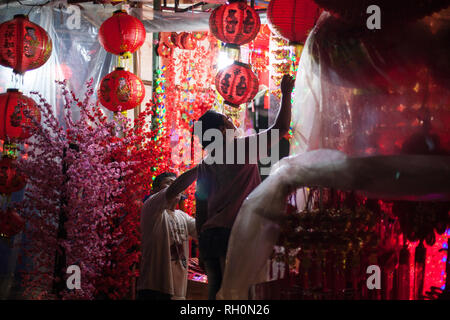 Jakarta, Jakarta, Indonésie. Jan 31, 2019. Un commerçant l'installation de lanternes à un magasin qui vend des décorations du Nouvel An chinois dans le quartier chinois de Jakarta, Indonésie le 31 janvier 2019. 2019 La nouvelle année lunaire, qui sera célébrée le 5 février à travers de nombreux pays d'Asie et les communautés chinoises du monde entier, marque l'année du cochon. Afriadi Hikmal Crédit : Fil/ZUMA/Alamy Live News Banque D'Images