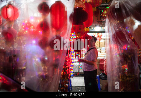 Jakarta, Jakarta, Indonésie. Jan 31, 2019. Les gens magasinent pour le Nouvel An chinois décoration lors d'une boutique vendant des décorations du Nouvel An chinois au cours de la pluie dans le quartier chinois de Jakarta, Indonésie le 31 janvier 2019. Les gens d'origine chinoise dans le pays le plus peuplé du pays musulmans se préparent à célébrer le Nouvel An lunaire du cochon le 5 février. Afriadi Hikmal Crédit : Fil/ZUMA/Alamy Live News Banque D'Images