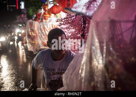 Jakarta, Jakarta, Indonésie. Jan 31, 2019. Un commerçant ouvrir le rideau en plastique après la pluie à un magasin qui vend des décorations du Nouvel An chinois dans le quartier chinois de Jakarta, Indonésie le 31 janvier 2019. Les gens d'origine chinoise dans le pays le plus peuplé du pays musulmans se préparent à célébrer le Nouvel An lunaire du cochon le 5 février. Afriadi Hikmal Crédit : Fil/ZUMA/Alamy Live News Banque D'Images