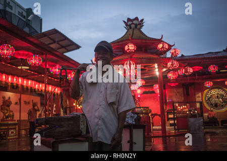 Jakarta, Jakarta, Indonésie. Jan 31, 2019. Les citoyens à pied en face de lampions rouges pour la prochaine fête du printemps le 31 janvier 2019 à Jakarta, Indonésie. La fête du printemps, ou Nouvel An Chinois, tombe le 5 février cette année. Afriadi Hikmal Crédit : Fil/ZUMA/Alamy Live News Banque D'Images