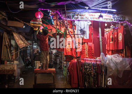 Jakarta, Jakarta, Indonésie. Jan 31, 2019. Un commerçant l'installation de lanternes à un magasin qui vend des décorations du Nouvel An chinois dans le quartier chinois de Jakarta, Indonésie le 31 janvier 2019. 2019 La nouvelle année lunaire, qui sera célébrée le 5 février à travers de nombreux pays d'Asie et les communautés chinoises du monde entier, marque l'année du cochon. Afriadi Hikmal Crédit : Fil/ZUMA/Alamy Live News Banque D'Images