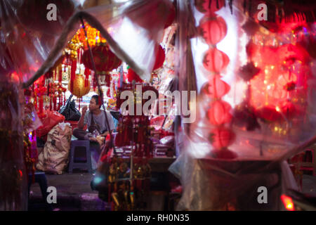 Jakarta, Jakarta, Indonésie. Jan 31, 2019. Un commerçant attend les clients à un magasin qui vend des décorations du Nouvel An chinois dans le quartier chinois de Jakarta, Indonésie le 31 janvier 2019. Les gens d'origine chinoise dans le pays le plus peuplé du pays musulmans se préparent à célébrer le Nouvel An lunaire du cochon le 5 février. Afriadi Hikmal Crédit : Fil/ZUMA/Alamy Live News Banque D'Images