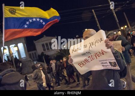 Athènes, Grèce. Jan 31, 2019. Un manifestant vu holding a placard pendant la manifestation.Des milliers de personnes ont manifesté dans le centre d'Athènes contre les USA et de faire preuve de solidarité au Venezuela. La manifestation s'est terminée à l'ambassade des Etats-Unis. Credit : Nikolas Joao/Kokovlis SOPA Images/ZUMA/Alamy Fil Live News Banque D'Images