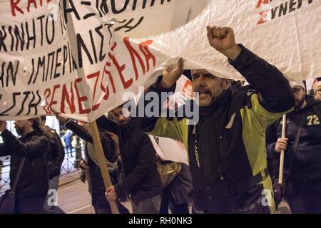 Athènes, Grèce. Jan 31, 2019. Vu les manifestants criant des slogans tout en tenant une bannière pendant la manifestation.Des milliers de personnes ont manifesté dans le centre d'Athènes contre les USA et de faire preuve de solidarité au Venezuela. La manifestation s'est terminée à l'ambassade des Etats-Unis. Credit : Nikolas Joao/Kokovlis SOPA Images/ZUMA/Alamy Fil Live News Banque D'Images