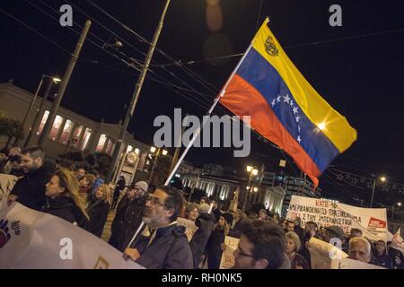 Athènes, Grèce. Jan 31, 2019. Un manifestant vu holding Venezuela drapeaux pendant la manifestation.Des milliers de personnes ont manifesté dans le centre d'Athènes contre les USA et de faire preuve de solidarité au Venezuela. La manifestation s'est terminée à l'ambassade des Etats-Unis. Credit : Nikolas Joao/Kokovlis SOPA Images/ZUMA/Alamy Fil Live News Banque D'Images