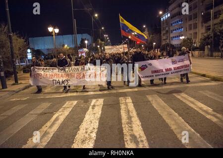 Athènes, Grèce. Jan 31, 2019. Vu les manifestants holding Venezuela drapeau et banderoles pendant la manifestation.Des milliers de personnes ont manifesté dans le centre d'Athènes contre les USA et de faire preuve de solidarité au Venezuela. La manifestation s'est terminée à l'ambassade des Etats-Unis. Credit : Nikolas Joao/Kokovlis SOPA Images/ZUMA/Alamy Fil Live News Banque D'Images