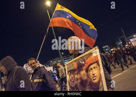 Athènes, Grèce. Jan 31, 2019. Un manifestant vu holding a placard pendant la manifestation.Des milliers de personnes ont manifesté dans le centre d'Athènes contre les USA et de faire preuve de solidarité au Venezuela. La manifestation s'est terminée à l'ambassade des Etats-Unis. Credit : Nikolas Joao/Kokovlis SOPA Images/ZUMA/Alamy Fil Live News Banque D'Images