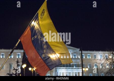 Athènes, Grèce. Jan 31, 2019. Un drapeau Venezuela vu en face du Parlement grec pendant la manifestation.Des milliers de personnes ont manifesté dans le centre d'Athènes contre les USA et de faire preuve de solidarité au Venezuela. La manifestation s'est terminée à l'ambassade des Etats-Unis. Credit : Nikolas Joao/Kokovlis SOPA Images/ZUMA/Alamy Fil Live News Banque D'Images