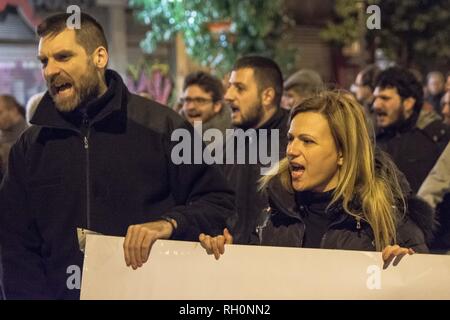 Athènes, Grèce. Jan 31, 2019. Vu les manifestants criant des slogans tout en tenant une bannière pendant la manifestation.Des milliers de personnes ont manifesté dans le centre d'Athènes contre les USA et de faire preuve de solidarité au Venezuela. La manifestation s'est terminée à l'ambassade des Etats-Unis. Credit : Nikolas Joao/Kokovlis SOPA Images/ZUMA/Alamy Fil Live News Banque D'Images