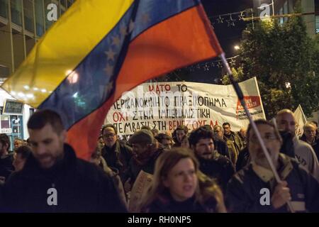 Athènes, Grèce. Jan 31, 2019. Vu les manifestants holding Venezuela drapeaux et une banderole lors de la manifestation.Des milliers de personnes ont manifesté dans le centre d'Athènes contre les USA et de faire preuve de solidarité au Venezuela. La manifestation s'est terminée à l'ambassade des Etats-Unis. Credit : Nikolas Joao/Kokovlis SOPA Images/ZUMA/Alamy Fil Live News Banque D'Images