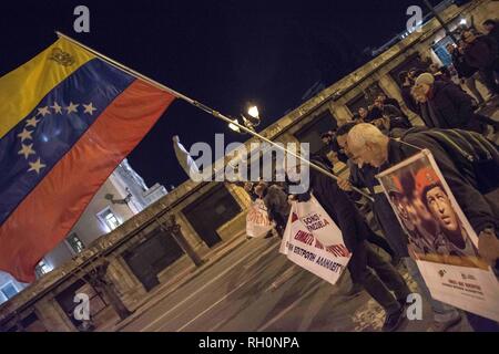 Athènes, Grèce. Jan 31, 2019. Vu les manifestants holding Venezuela drapeaux et bannières pendant la manifestation.Des milliers de personnes ont manifesté dans le centre d'Athènes contre les USA et de faire preuve de solidarité au Venezuela. La manifestation s'est terminée à l'ambassade des Etats-Unis. Credit : Nikolas Joao/Kokovlis SOPA Images/ZUMA/Alamy Fil Live News Banque D'Images