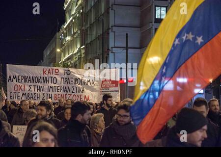 Athènes, Grèce. Jan 31, 2019. Vu les manifestants holding Venezuela drapeaux et une banderole lors de la manifestation.Des milliers de personnes ont manifesté dans le centre d'Athènes contre les USA et de faire preuve de solidarité au Venezuela. La manifestation s'est terminée à l'ambassade des Etats-Unis. Credit : Nikolas Joao/Kokovlis SOPA Images/ZUMA/Alamy Fil Live News Banque D'Images