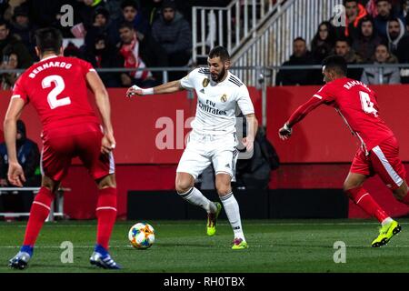 Madrid, Espagne. Jan 31, 2019. Karim Benzema du Real Madrid (C) dribbles pendant un quart de finale de la coupe du roi espagnol match de foot entre Real Madrid et FC Girona à Girona, Espagne, le 31 janvier 2019. Credit : Joan Gosa/Xinhua/Alamy Live News Banque D'Images