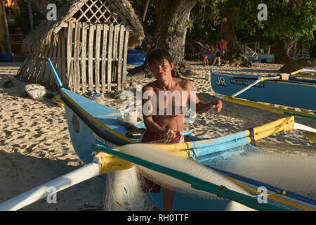 Pêcheur et ses filets, Saud Beach, Pagudpud, Luzon, Philippines Banque D'Images