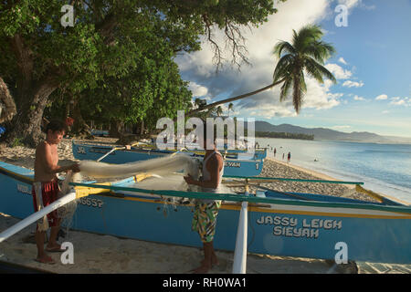 Les pêcheurs réparant leurs filets, Saud Beach, Pagudpud, Luzon, Philippines Banque D'Images