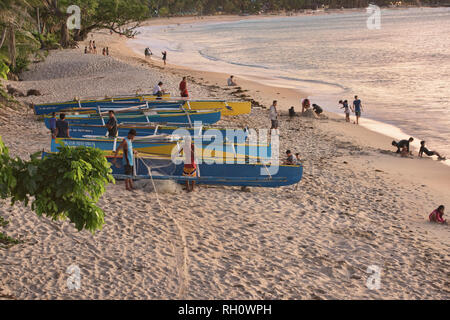 Les pêcheurs et leurs filets, Saud Beach, Pagudpud, Luzon, Philippines Banque D'Images