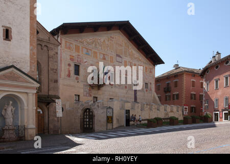 CAVALESE, EN ITALIE LE 15 SEPTEMBRE 2018. Avis de peintures murales en 1 Strada Dolomites. Des peintures, des personnes non identifiées. Editorial Banque D'Images