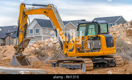 Contre l'excavatrice maisons et sky en Utah Valley Banque D'Images