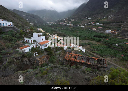 Hermigua dans la vallée verte avec des plantations de bananes, la Gomera, Canary Islands, Spain Banque D'Images