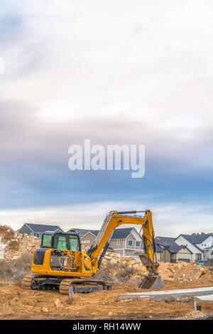 Contre l'excavatrice maisons et sky en Utah Valley Banque D'Images