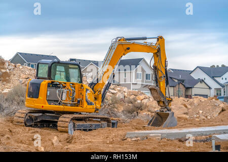 Avec l'excavateur Utah Valley homes en arrière-plan Banque D'Images