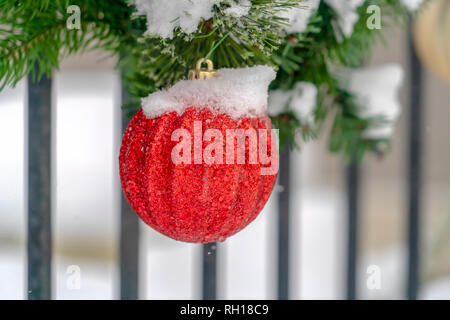 Avec Red Garland brillaient boule de noël ornement Banque D'Images