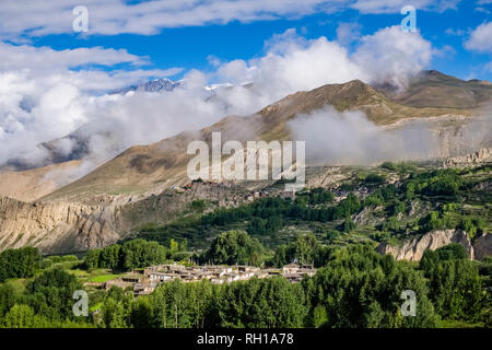 Les maisons du petit village Purang, le village Jhong et nuageux dans la distance du paysage alpin Banque D'Images
