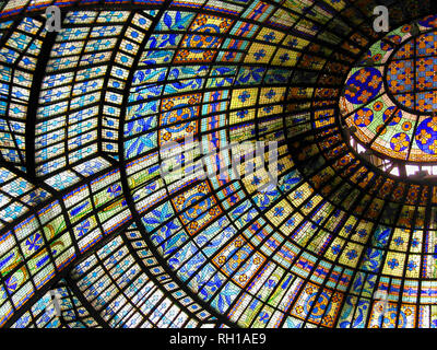 Dans le grand magasin Le Printemps, boulevard Haussmann, Paris, France 1923 : la coupole de style art nouveau dans le restaurant Banque D'Images