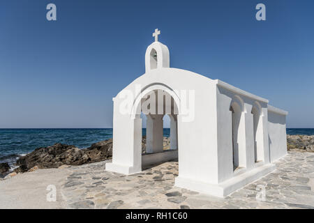 Chapelle blanche de st. Nicholas sur une île Banque D'Images