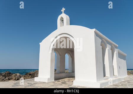 Chapelle blanche de st. Nicholas sur une île Banque D'Images