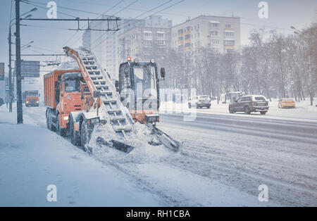 Moscou, Russie - Jan 2019 : l'enlèvement de la Neige La neige de la supprime du tracteur lors du remblai d'importantes chutes de neige à Moscou. Le matériel de nettoyage de neige sur la route. Banque D'Images