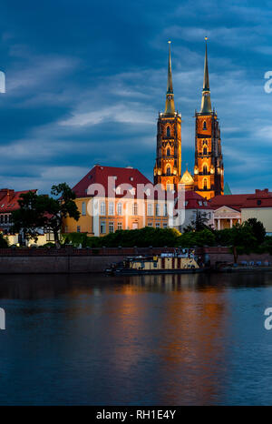 Nuit vue sur Cathédrale de Wroclaw (Cathédrale de Saint Jean Baptiste), l'église de style gothique sur Ostrow Tumski Wroclaw en Pologne dans l'île Banque D'Images