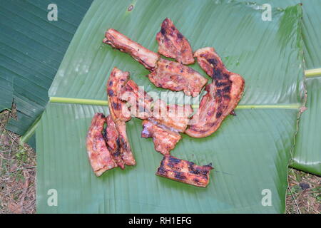 Rôti de porc sur des feuilles de banane Banque D'Images