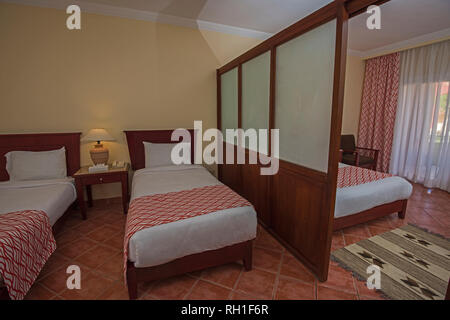 Chambre double ou lits jumeaux dans un hôtel de luxe familiale suite avec des rideaux Banque D'Images