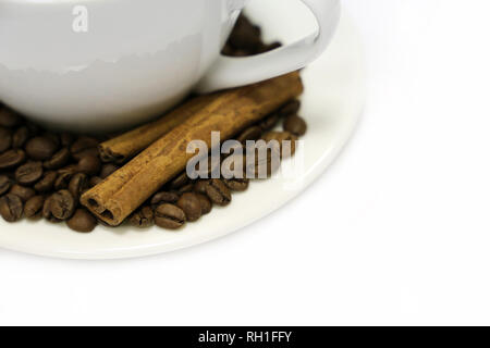 Tasse à café, de café torréfié et les bâtons de cannelle, isolé sur fond blanc. Concept de petit-déjeuner, happy morning Banque D'Images