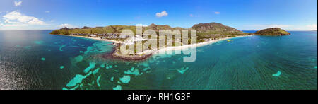 Vue panoramique aérienne de Christopher Harbour et la mer des Caraïbes, Saint Martin, près de l'hôtel Park Hyatt et le Reggae Beach Banque D'Images