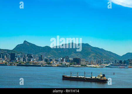 Cargo arrive à la baie de Guanabara à Rio de Janeiro, Brésil Amérique du Sud. Banque D'Images